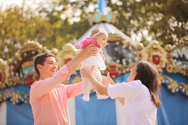 Los padres con la niña en el parque — Foto de Stock