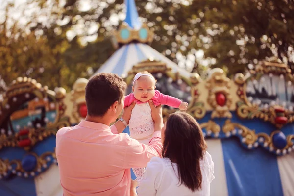 Ouders met babymeisje in het park — Stockfoto