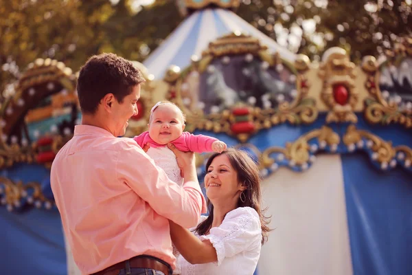 Los padres con la niña en el parque — Foto de Stock