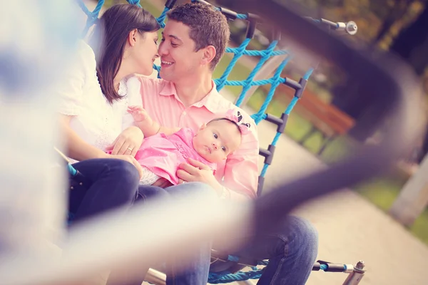 Parents affectueux avec leur petite fille dans le parc — Photo