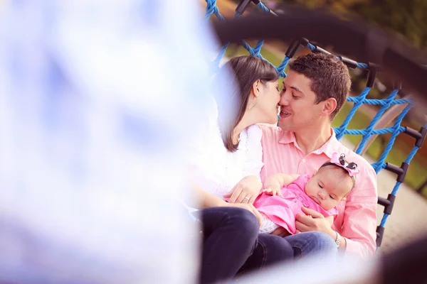 Genitori affettuosi con la loro bambina nel parco — Foto Stock