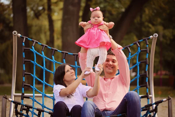 Ласковые родители со своей маленькой девочкой в парке — стоковое фото