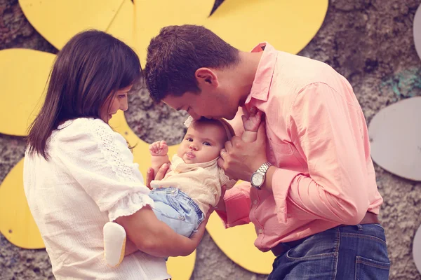 Parents ludiques avec leur petite fille dans le parc — Photo