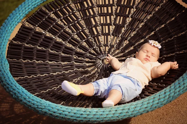 Gyönyörű kislány aludt, egy pihenőszék — Stock Fotó