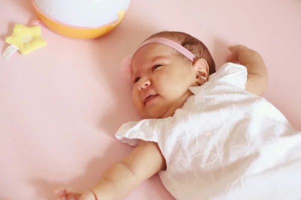 Beautiul bebê menina na cama — Fotografia de Stock