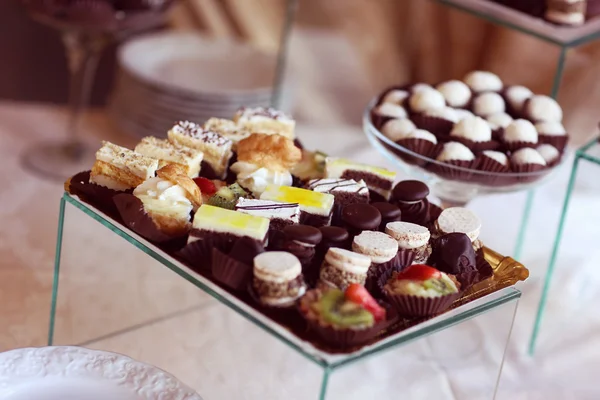 Doces deliciosos na mesa — Fotografia de Stock