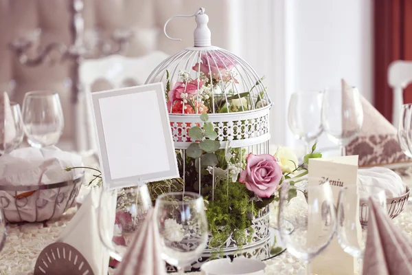 Blumen und Hochzeitstisch schön dekoriert — Stockfoto