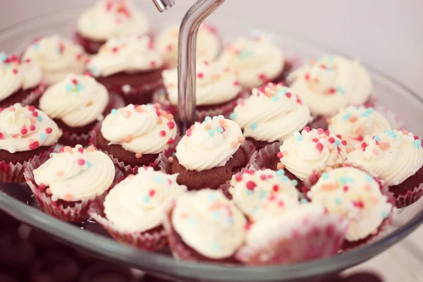 Leckere Kuchen auf dem Tisch — Stockfoto