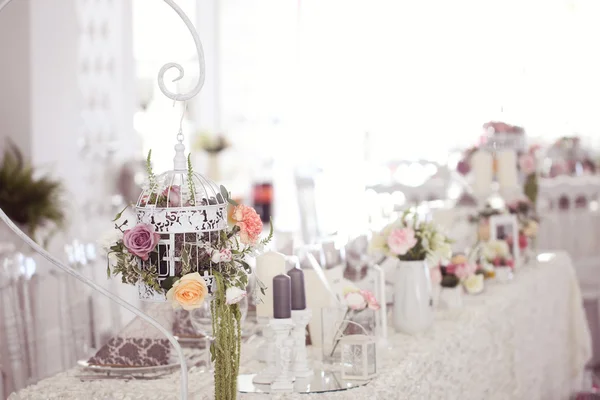 Flores y mesa de bodas bellamente decoradas — Foto de Stock