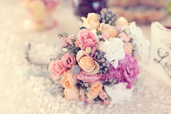Krásné svatební kytice s růžemi a hortenzie — Stock fotografie