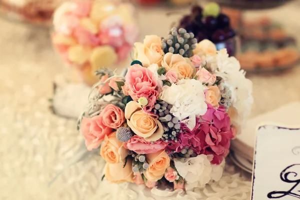 Schöner Hochzeitsstrauß mit Rosen und Hortensien — Stockfoto