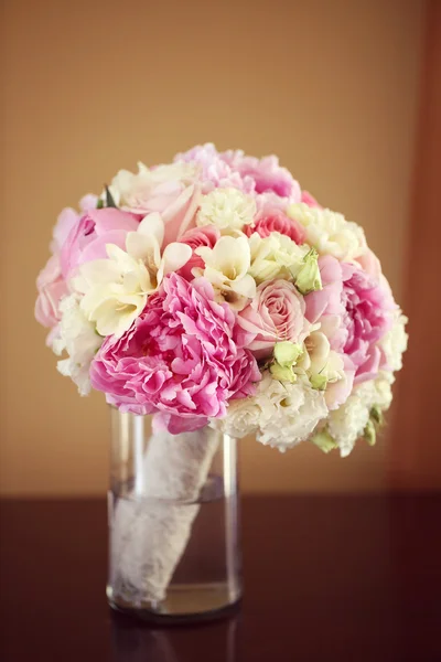 Beautiul peonies bouquet on table — Stock Photo, Image