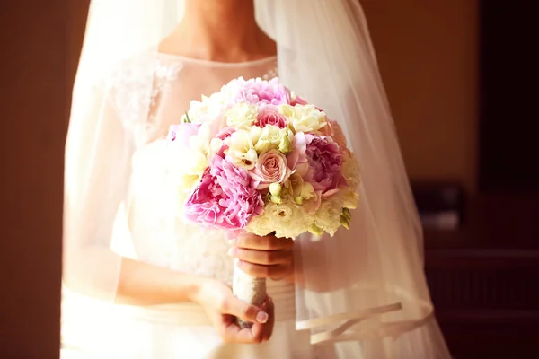 Невеста держит красивый букет пионов — стоковое фото