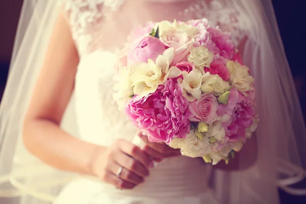Menyasszony kezében egy szép pünkösdi rózsa csokor — Stock Fotó