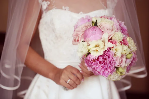 Menyasszony kezében egy szép pünkösdi rózsa csokor — Stock Fotó