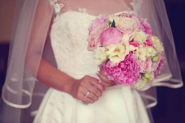 Mariée tenant un beau bouquet de pivoines — Photo