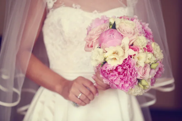 Sposa con un bellissimo bouquet di peonie — Foto Stock