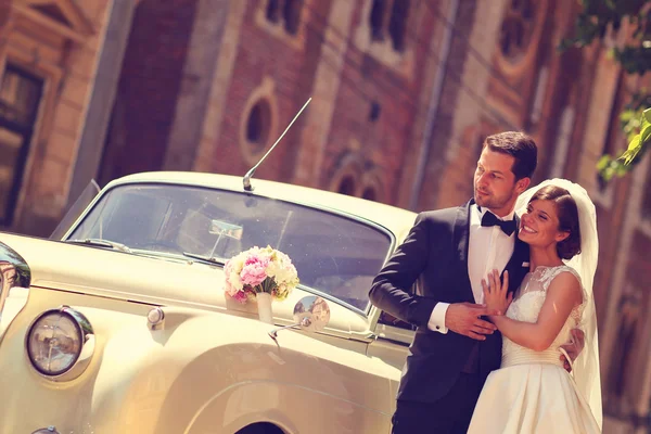 Novia y novio con un coche retro —  Fotos de Stock