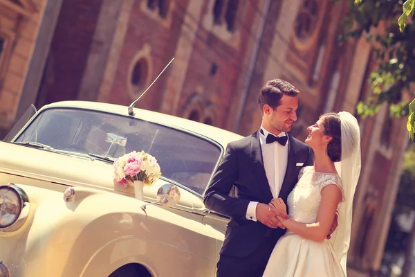 Novia y novio con un coche retro —  Fotos de Stock