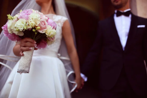 Noiva segurando um belo buquê de peônias e rosas — Fotografia de Stock