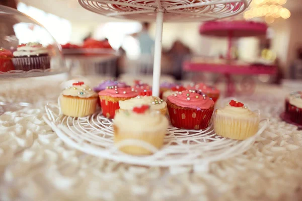 Lahodné koláče na stůl — Stock fotografie