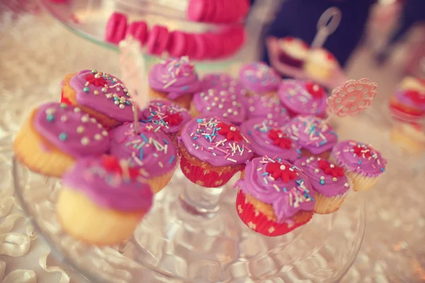 Deliciosos cupcakes na mesa — Fotografia de Stock