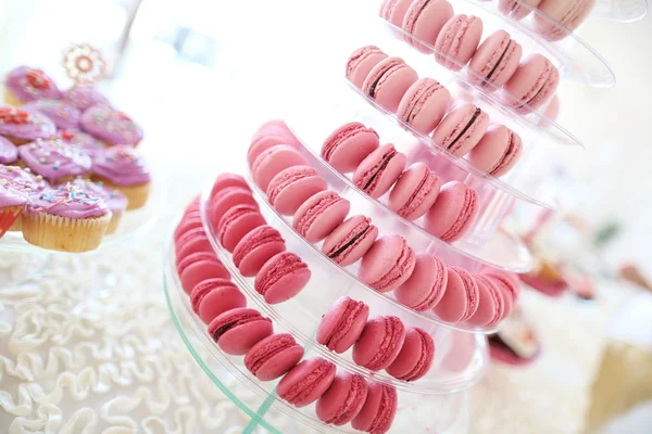 Pink macaroons on rounded plate — Stock Photo, Image
