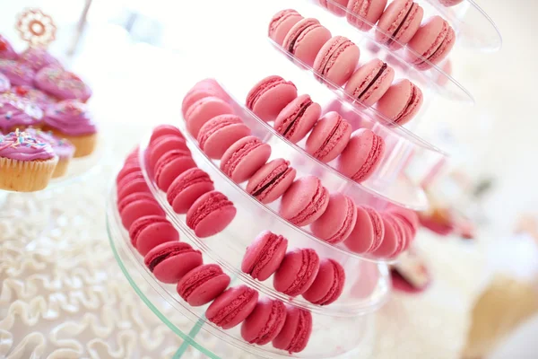 Macarrones rosados en plato redondeado —  Fotos de Stock