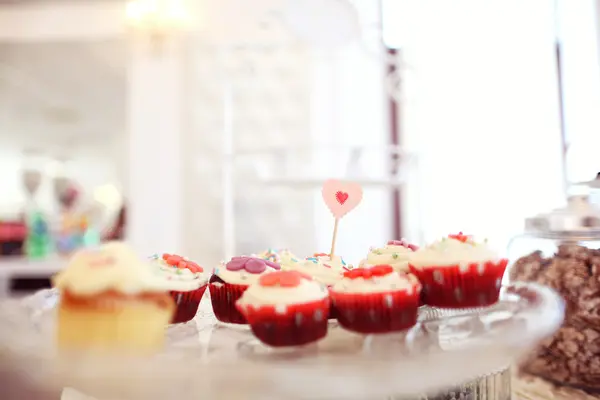 Deliciosos cupcakes na mesa — Fotografia de Stock