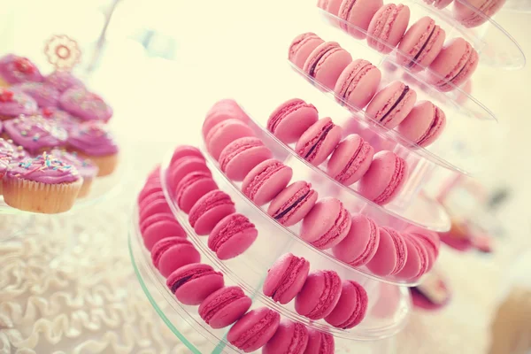 Yuvarlak plaka üzerinde pembe macaroons — Stok fotoğraf