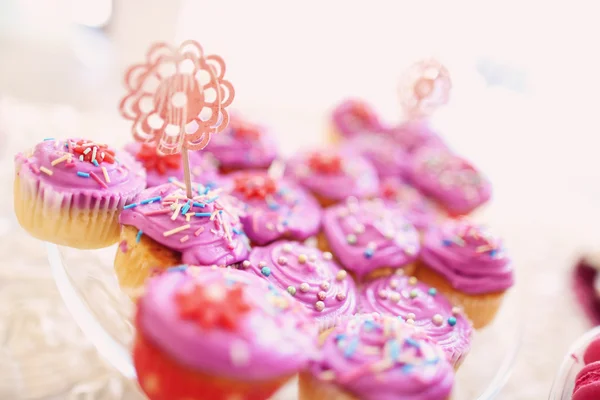 Délicieux cupcakes sur la table — Photo