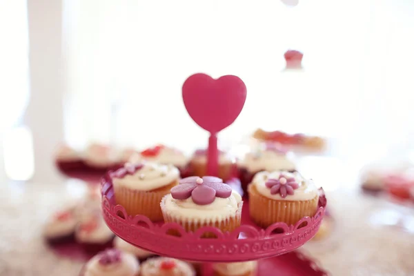 Leckere Cupcakes auf dem Tisch — Stockfoto