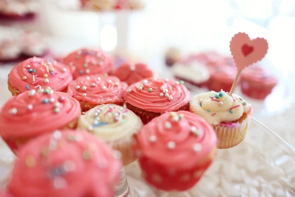 Heerlijke cupcakes op tafel — Stockfoto