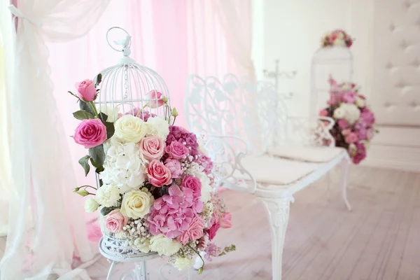 Hermosas flores de boda en el restaurante — Foto de Stock