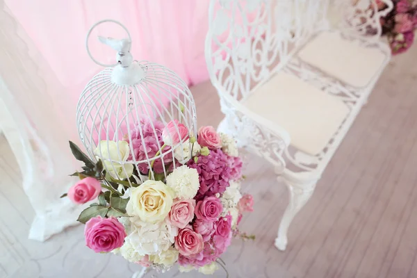 Beautiful wedding flowers in restaurant — Stock Photo, Image