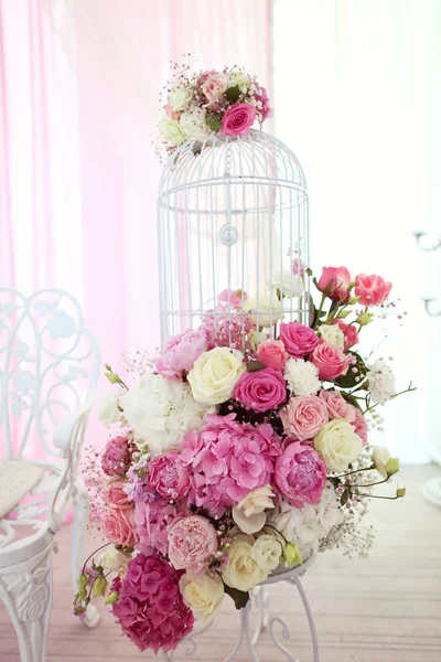 Hermosas flores de boda en el restaurante —  Fotos de Stock