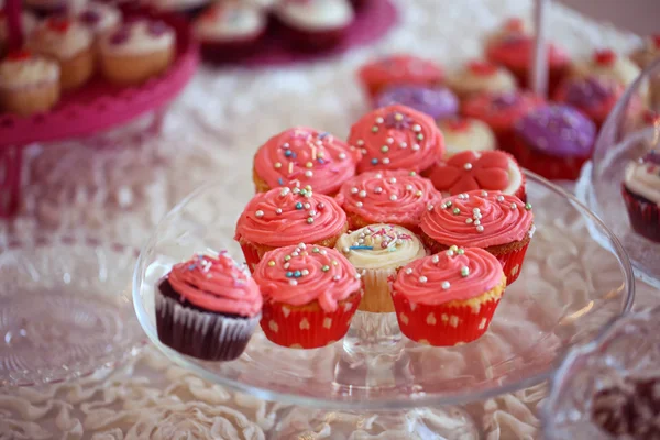 Delicious cupcakes on wedding day — Stock Photo, Image