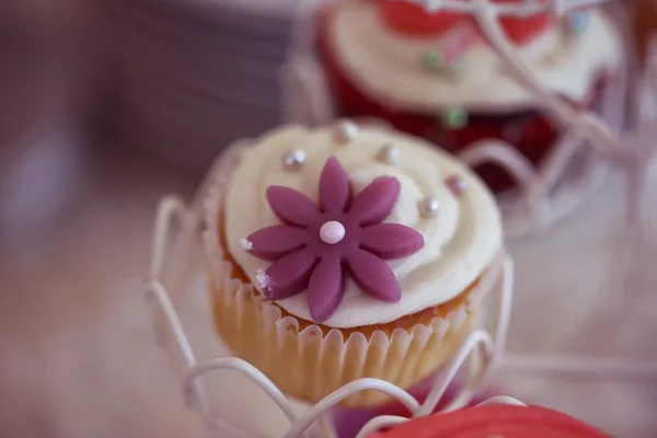Delicious cupcakes on wedding day — Stock Photo, Image