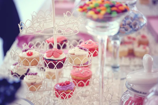 Delicious cupcakes on wedding day — Stock Photo, Image