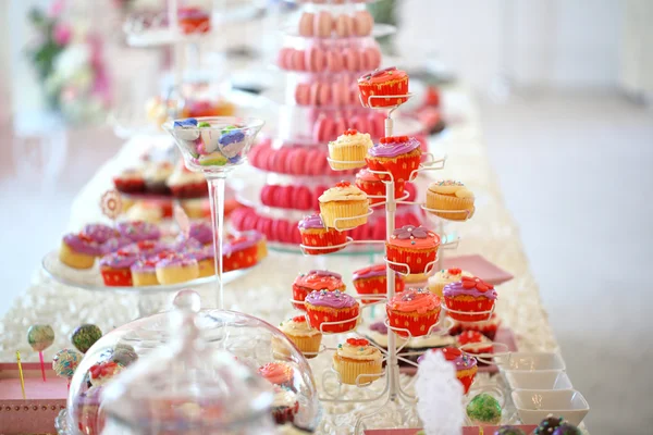 Deliciosos cupcakes en el día de la boda — Foto de Stock