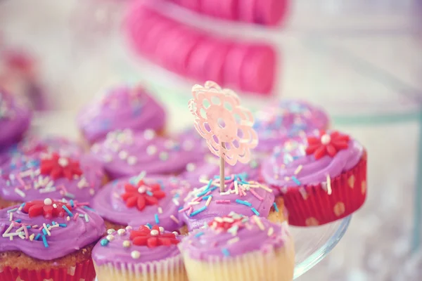 Deliciosos cupcakes en el día de la boda —  Fotos de Stock