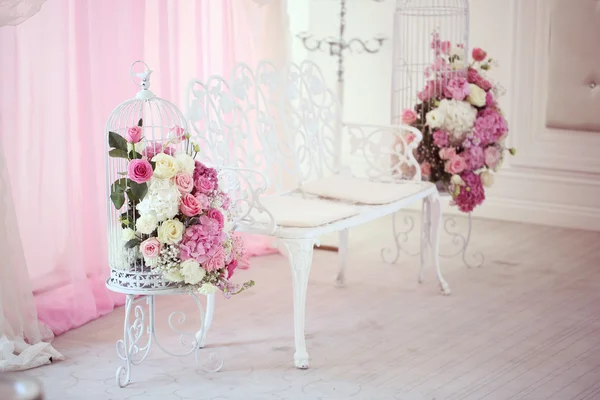 Hermosas flores de boda en el restaurante — Foto de Stock