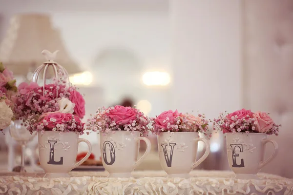美しく装飾された結婚式のテーブルの花 — ストック写真