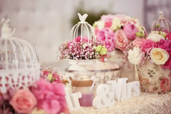 Mesa de boda bellamente decorada con flores — Foto de Stock