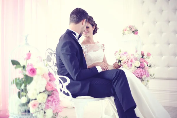 Noiva e noivo rodeado de flores — Fotografia de Stock