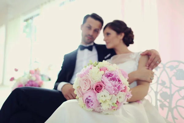 Mariée et marié entourés de fleurs — Photo