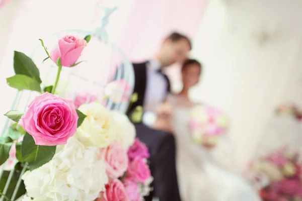 花に囲まれた新郎新婦 — ストック写真