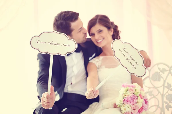 Bruden och brudgummen med kärlek qoutes — Stockfoto