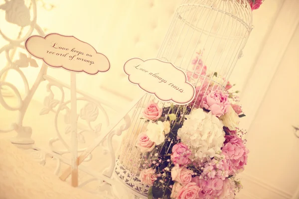 Krásné svatební květiny s qoutes o lásce — Stock fotografie