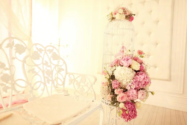 Hermosas flores de boda en el restaurante —  Fotos de Stock